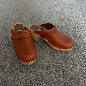 Tan heeled clogs